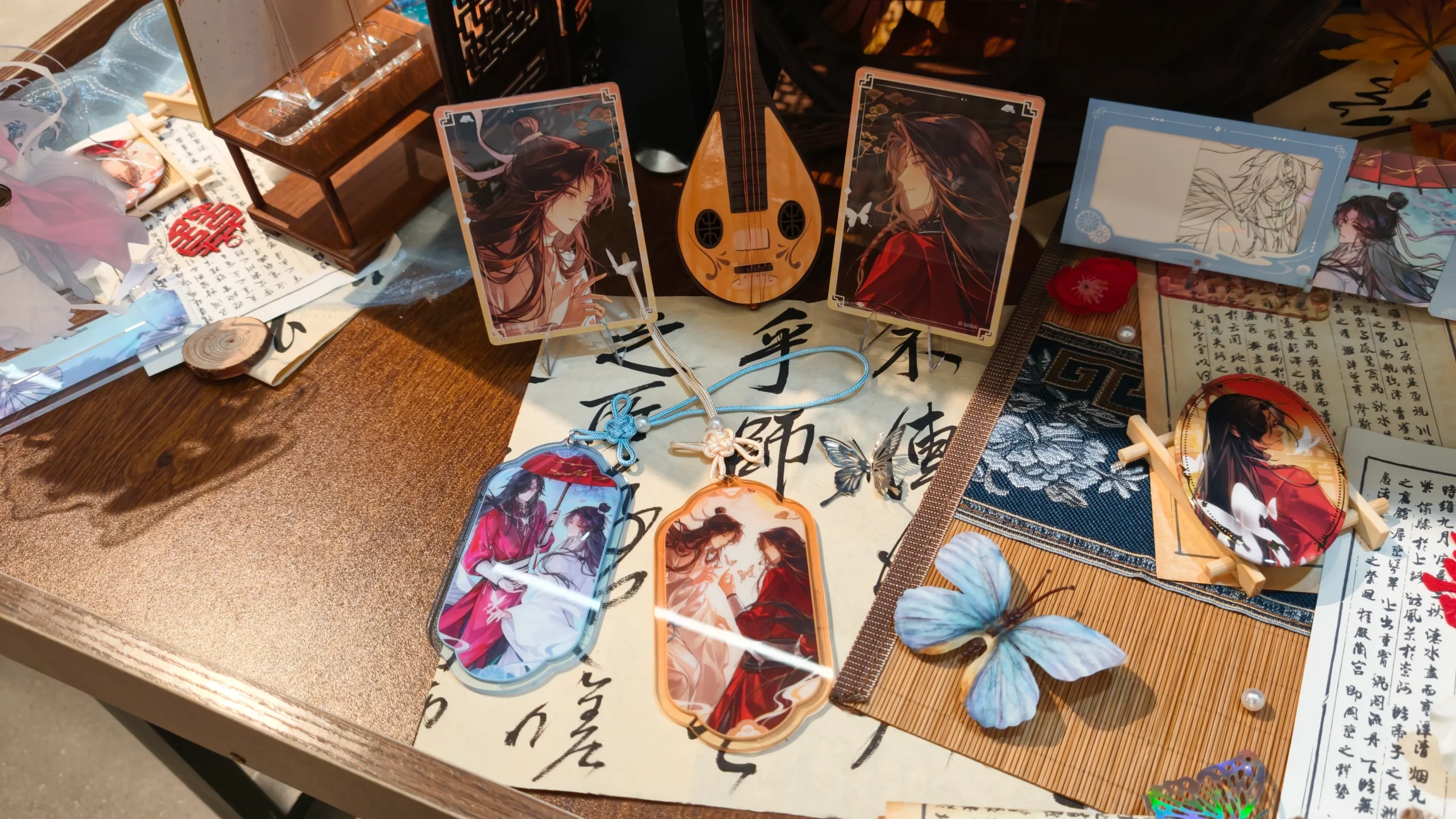 【開箱】「身在無間，心在桃源」《天官賜福》快閃店進駐 DREAM PLAZA！絕美紅楓造景、百款台灣首發限定周邊登場