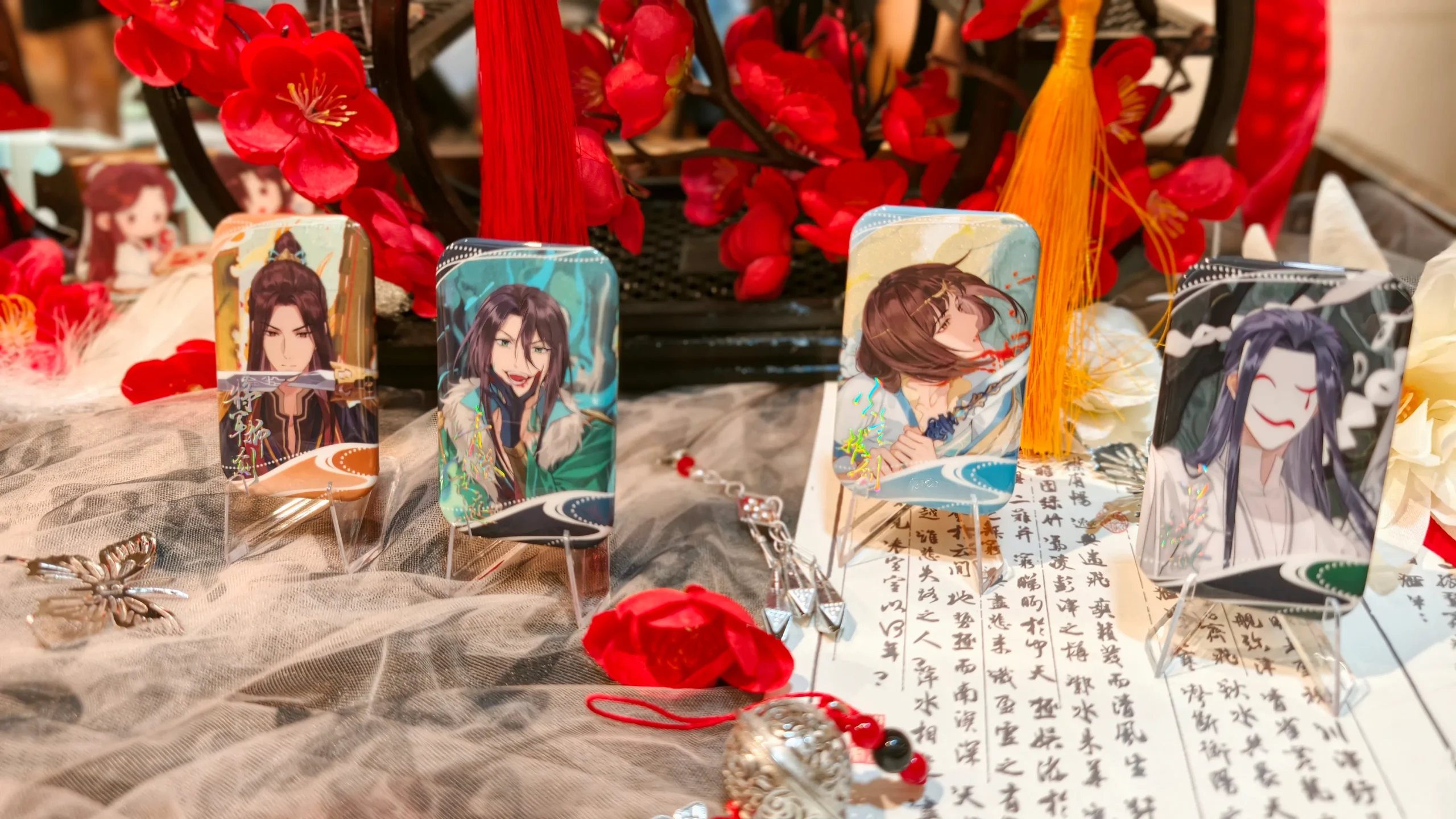【開箱】「身在無間，心在桃源」《天官賜福》快閃店進駐 DREAM PLAZA！絕美紅楓造景、百款台灣首發限定周邊登場