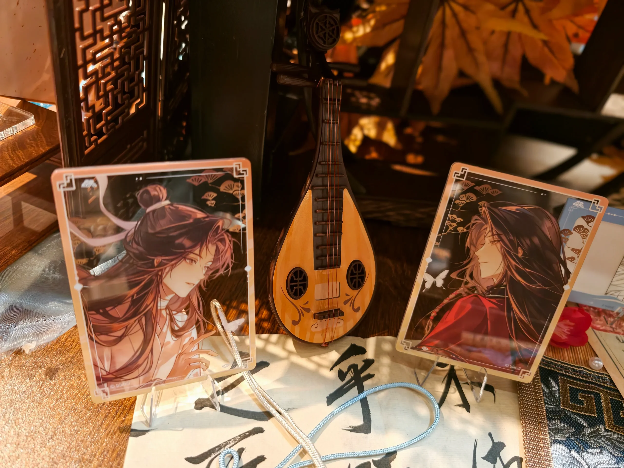 【開箱】「身在無間，心在桃源」《天官賜福》快閃店進駐 DREAM PLAZA！絕美紅楓造景、百款台灣首發限定周邊登場