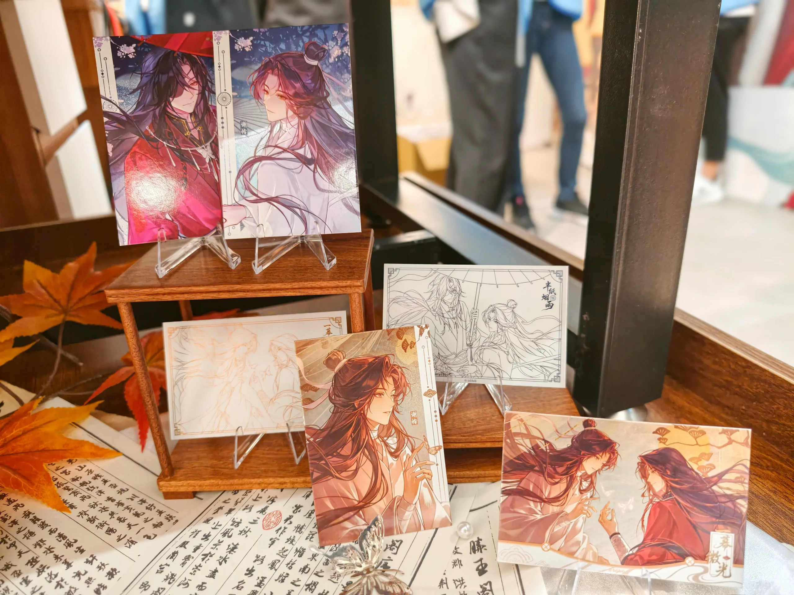 【開箱】「身在無間，心在桃源」《天官賜福》快閃店進駐 DREAM PLAZA！絕美紅楓造景、百款台灣首發限定周邊登場