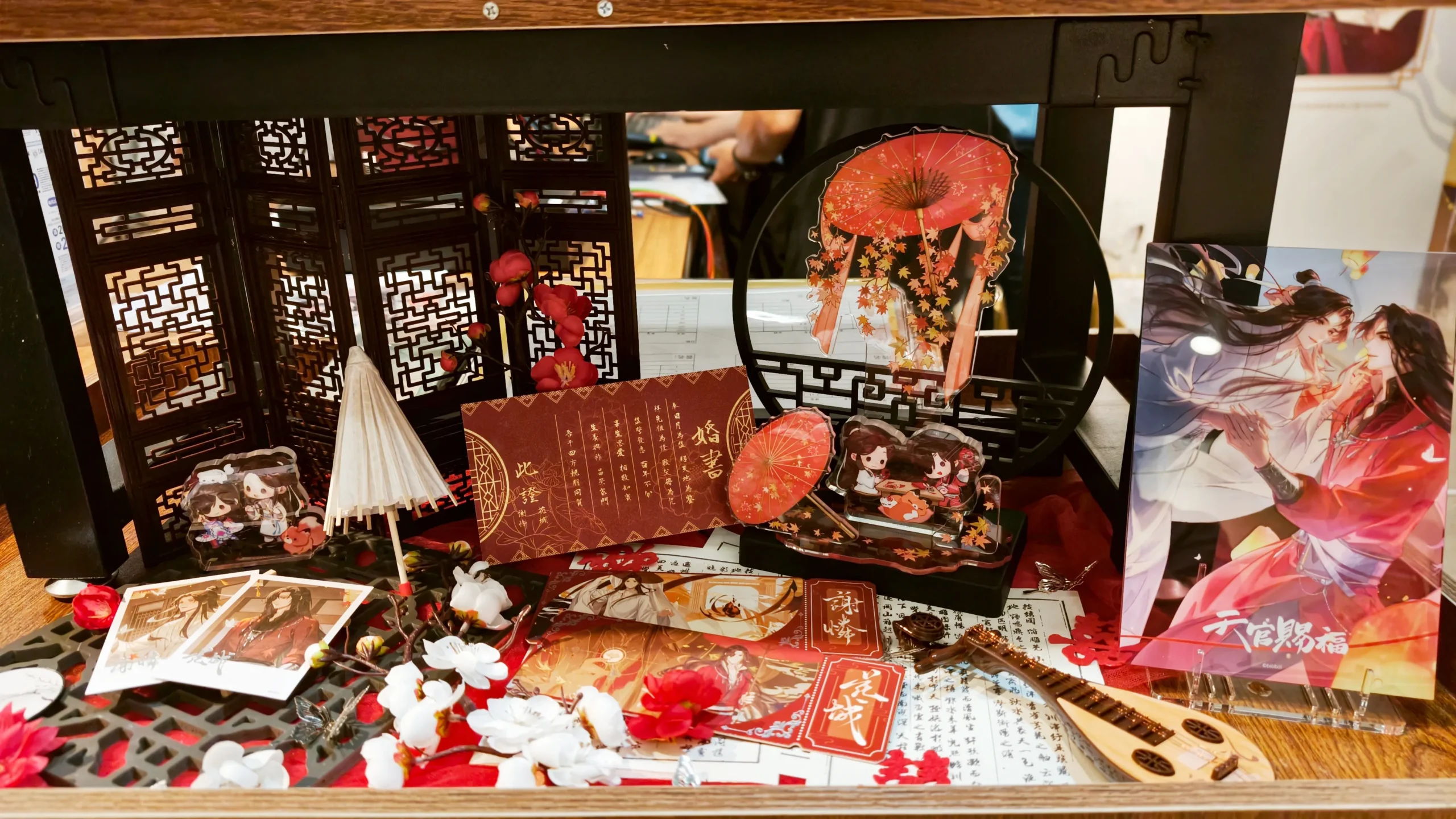 【開箱】「身在無間，心在桃源」《天官賜福》快閃店進駐 DREAM PLAZA！絕美紅楓造景、百款台灣首發限定周邊登場