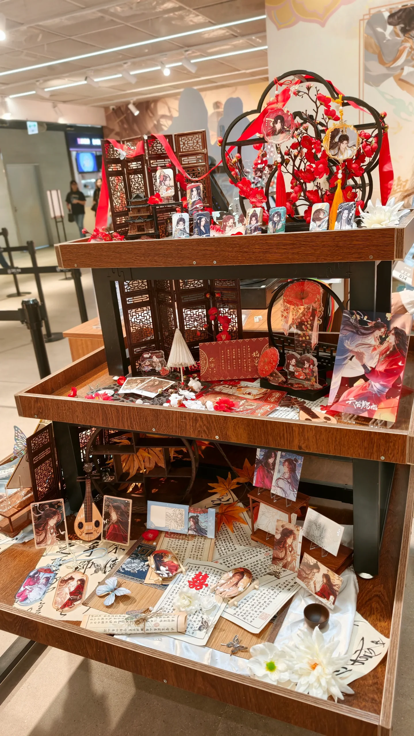 【開箱】「身在無間,心在桃源」《天官賜福》快閃店進駐 DREAM PLAZA!絕美紅楓造景、百款台灣首發限定周邊登場