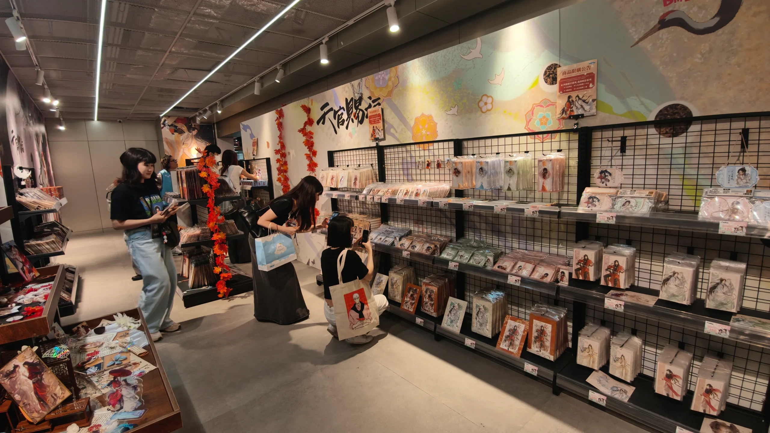 【開箱】「身在無間，心在桃源」《天官賜福》快閃店進駐 DREAM PLAZA！絕美紅楓造景、百款台灣首發限定周邊登場