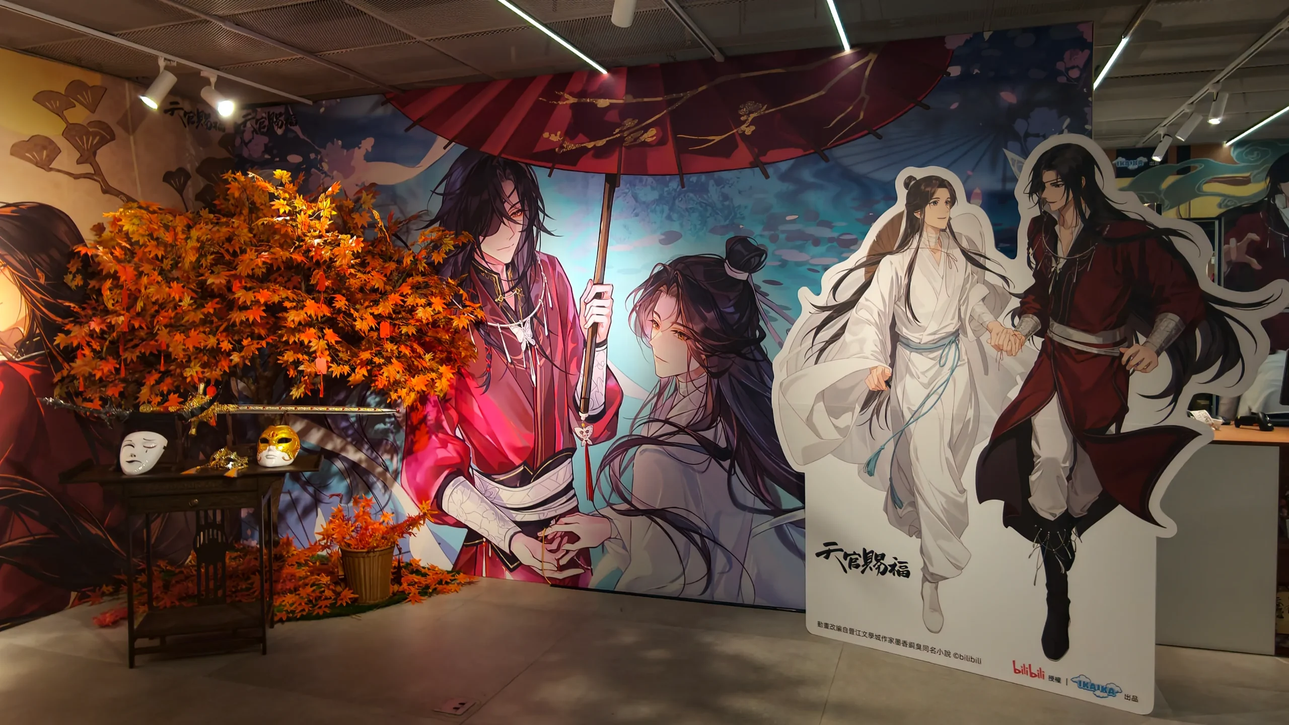 【開箱】「身在無間，心在桃源」《天官賜福》快閃店進駐 DREAM PLAZA！絕美紅楓造景、百款台灣首發限定周邊登場