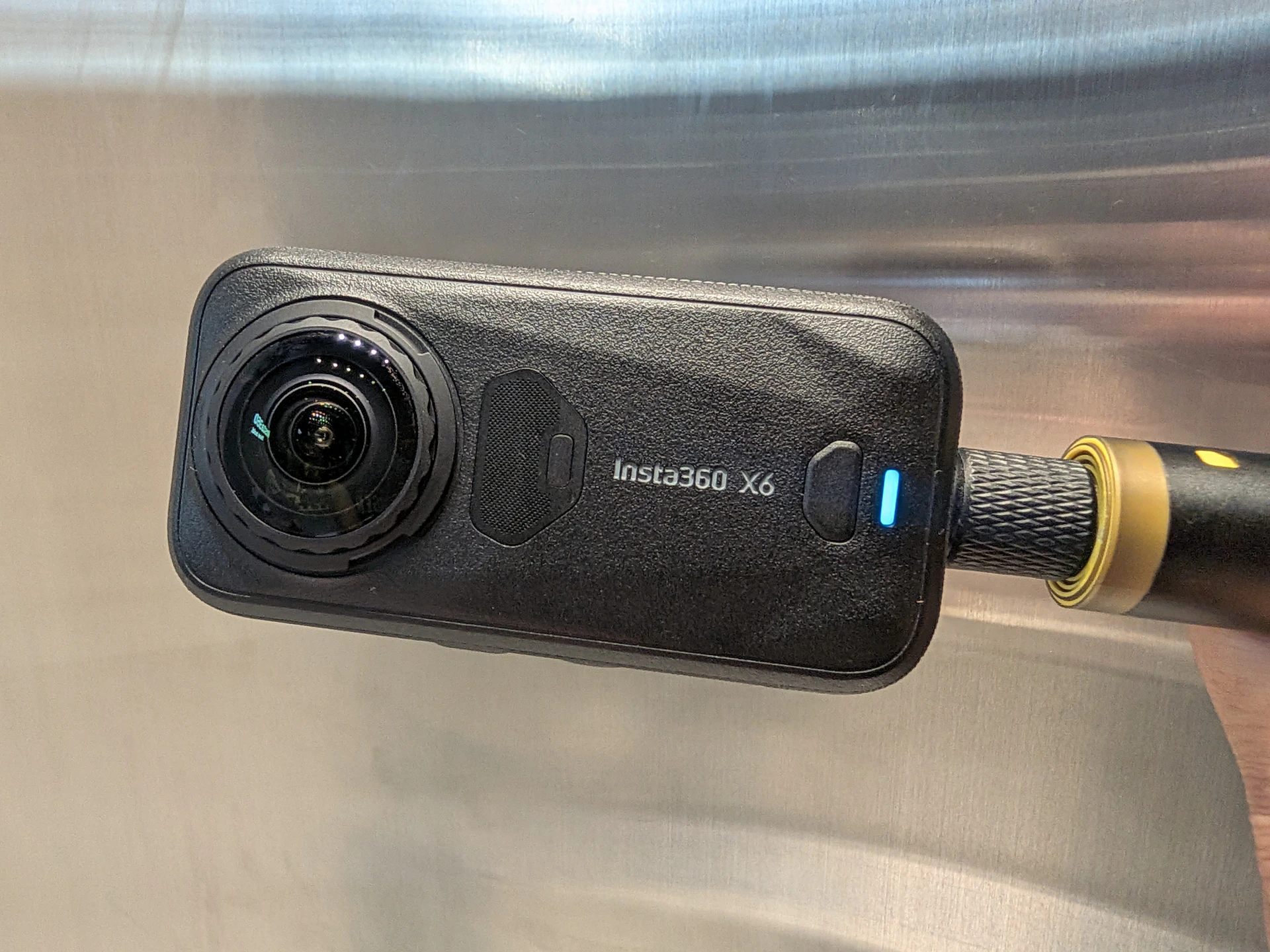 Insta360 X6登場！正面實體鍵全砍改 3D 虛擬鍵　AI導演讓你充電就有片