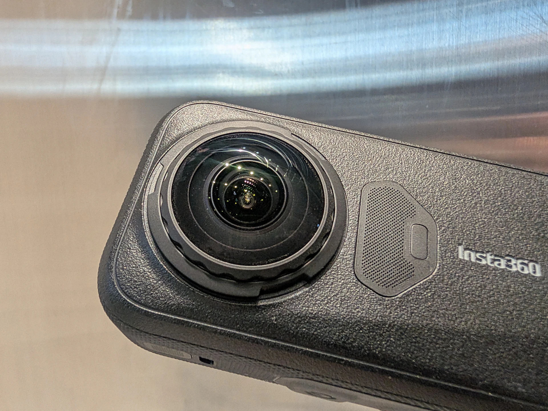 Insta360 X6登場!正面實體鍵全砍改 3D 虛擬鍵 AI導演讓你充電就有片