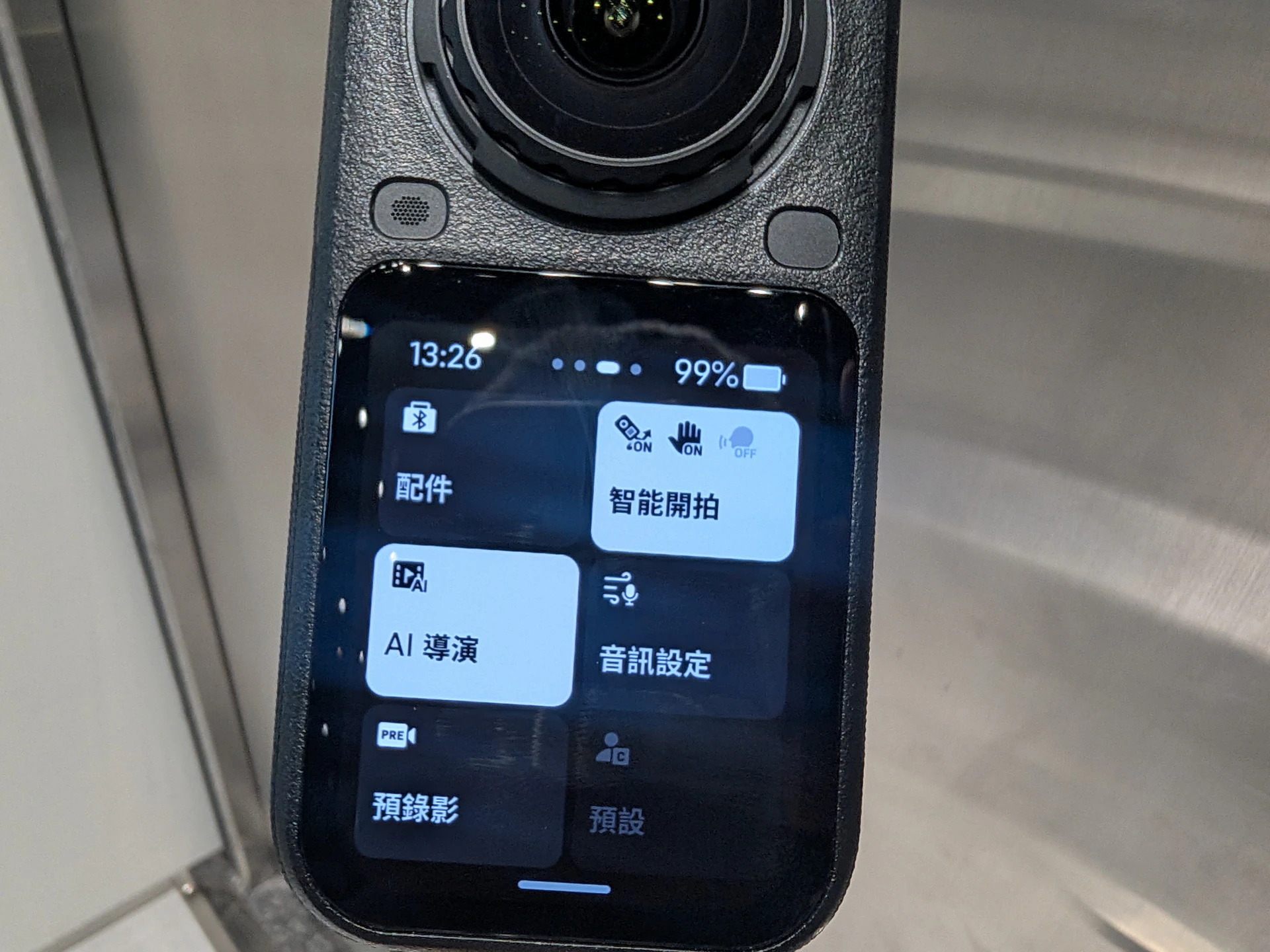 Insta360 X6登場!正面實體鍵全砍改 3D 虛擬鍵 AI導演讓你充電就有片