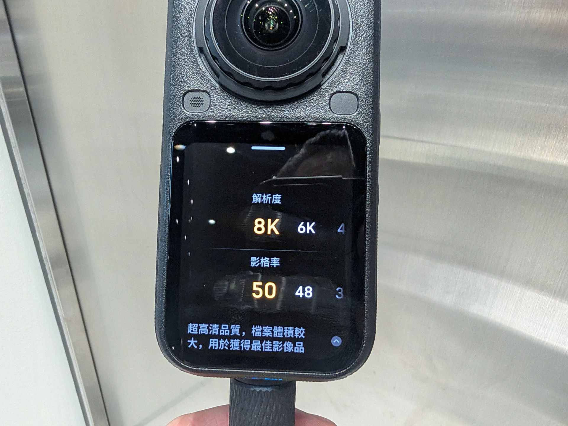 Insta360 X6登場!正面實體鍵全砍改 3D 虛擬鍵 AI導演讓你充電就有片