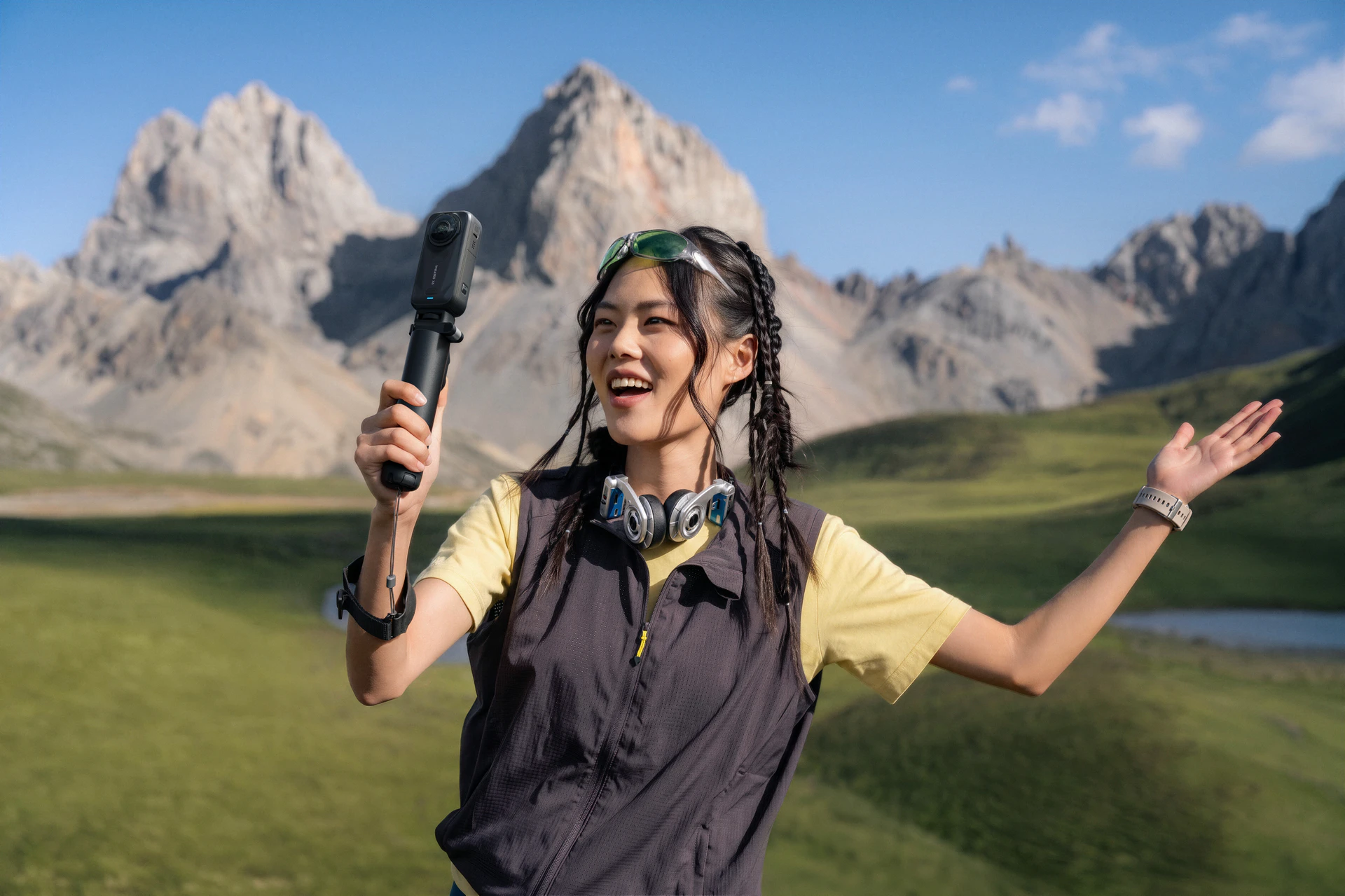 Insta360 X6登場!正面實體鍵全砍改 3D 虛擬鍵 AI導演讓你充電就有片