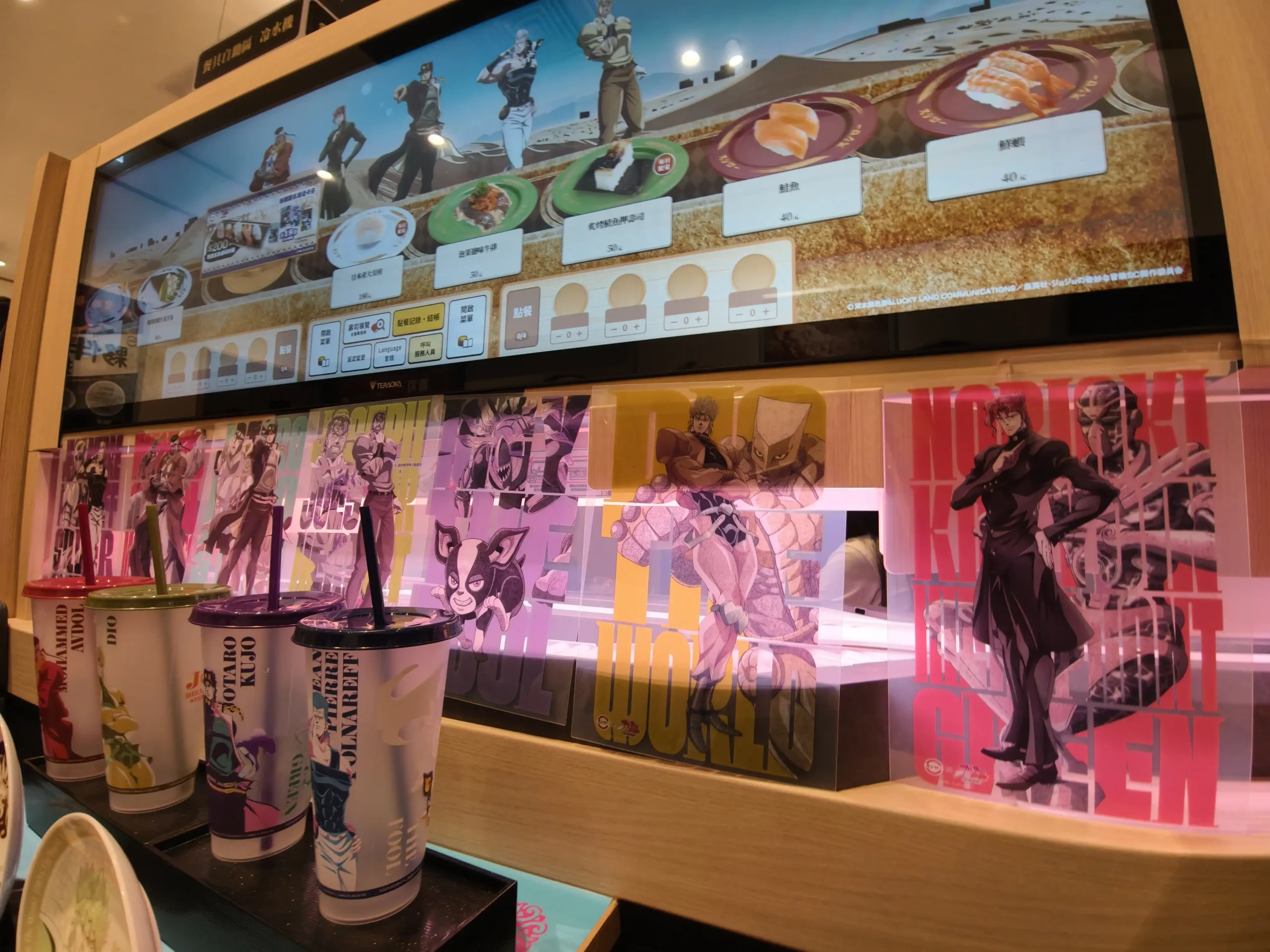 【開箱】《JOJO 的奇妙冒險 星塵遠征軍》x 壽司郎 聯動正式啟動！Dio 與喬斯達家的百年恩仇 就由我來吃垮(？)