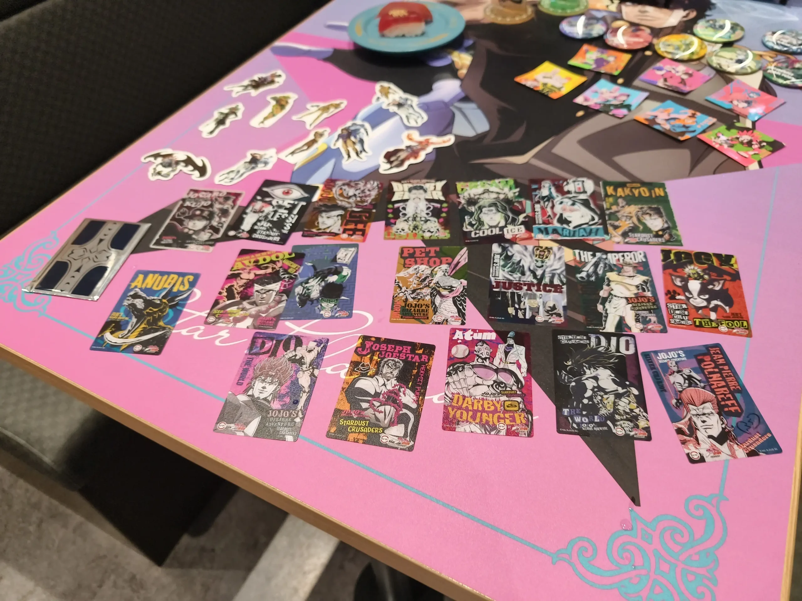 【開箱】《JOJO 的奇妙冒險 星塵遠征軍》x 壽司郎 聯動正式啟動！Dio 與喬斯達家的百年恩仇 就由我來吃垮(？)