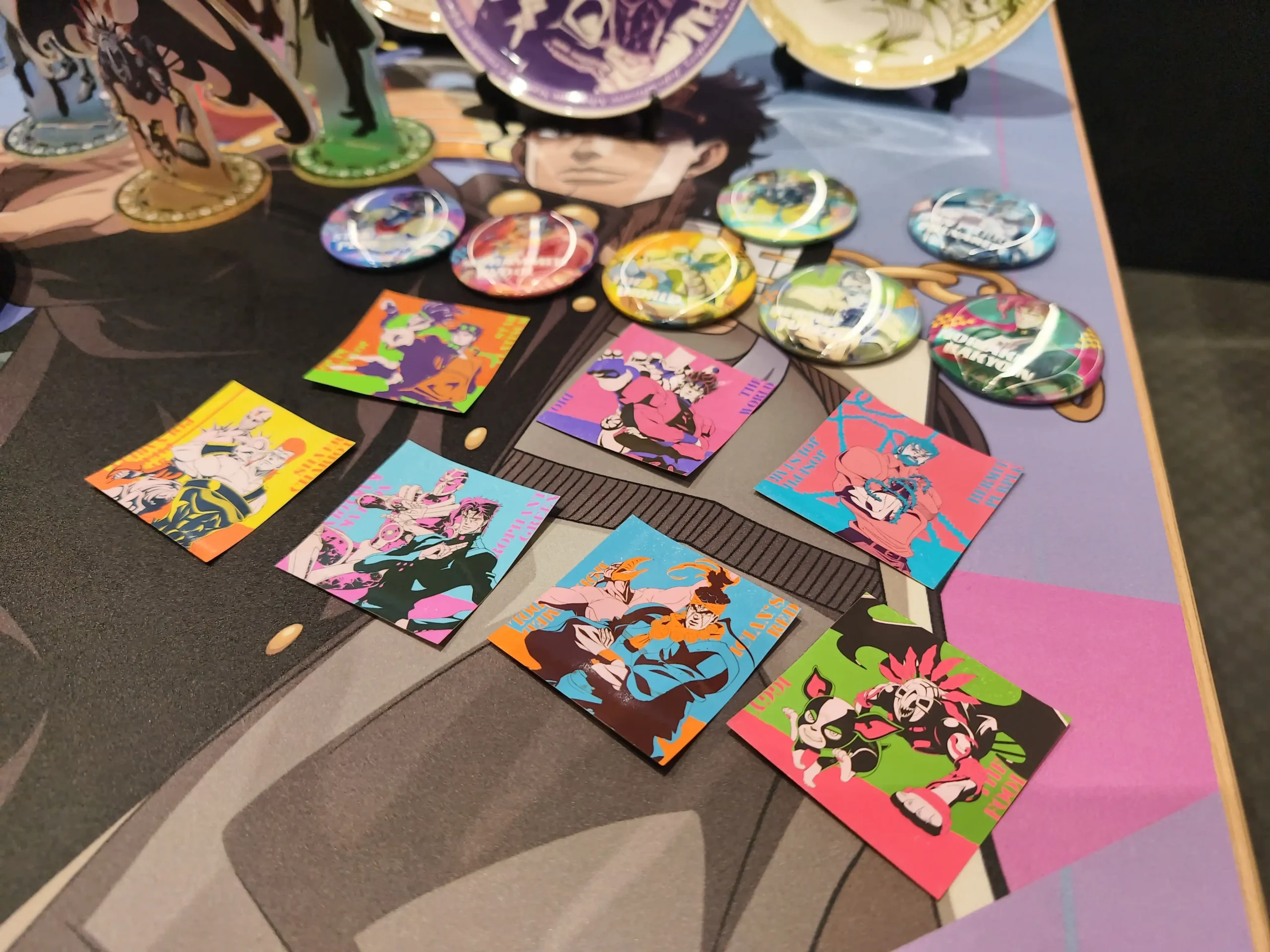 【開箱】《JOJO 的奇妙冒險 星塵遠征軍》x 壽司郎 聯動正式啟動！Dio 與喬斯達家的百年恩仇 就由我來吃垮(？)