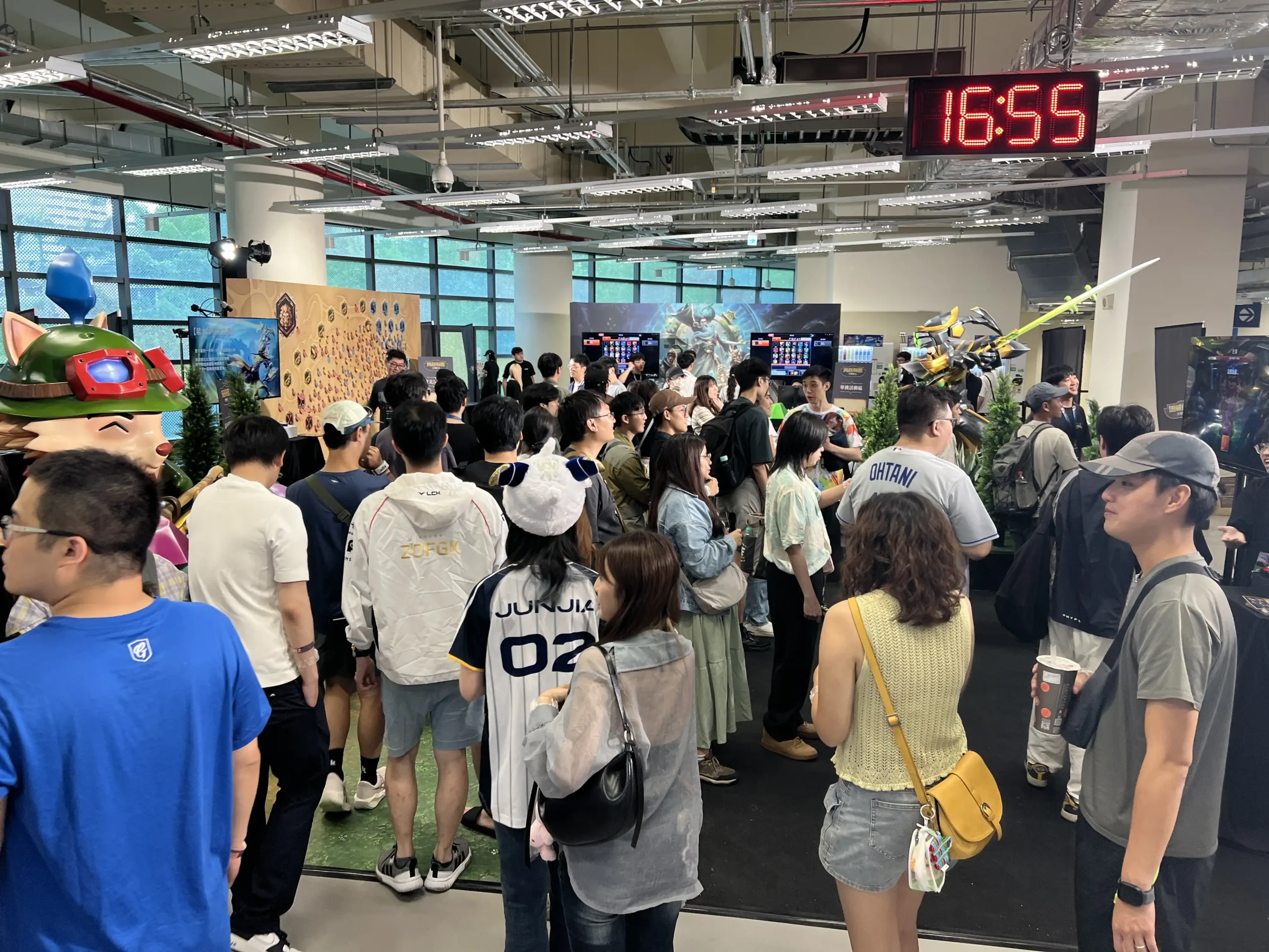 台灣大哥大打造《英雄聯盟》經典模式體驗區 LCP 決賽週末吸引逾千人參與 趣味挑戰、1 對 1 對決及大事記展示牆登場　喚起玩家共同回憶