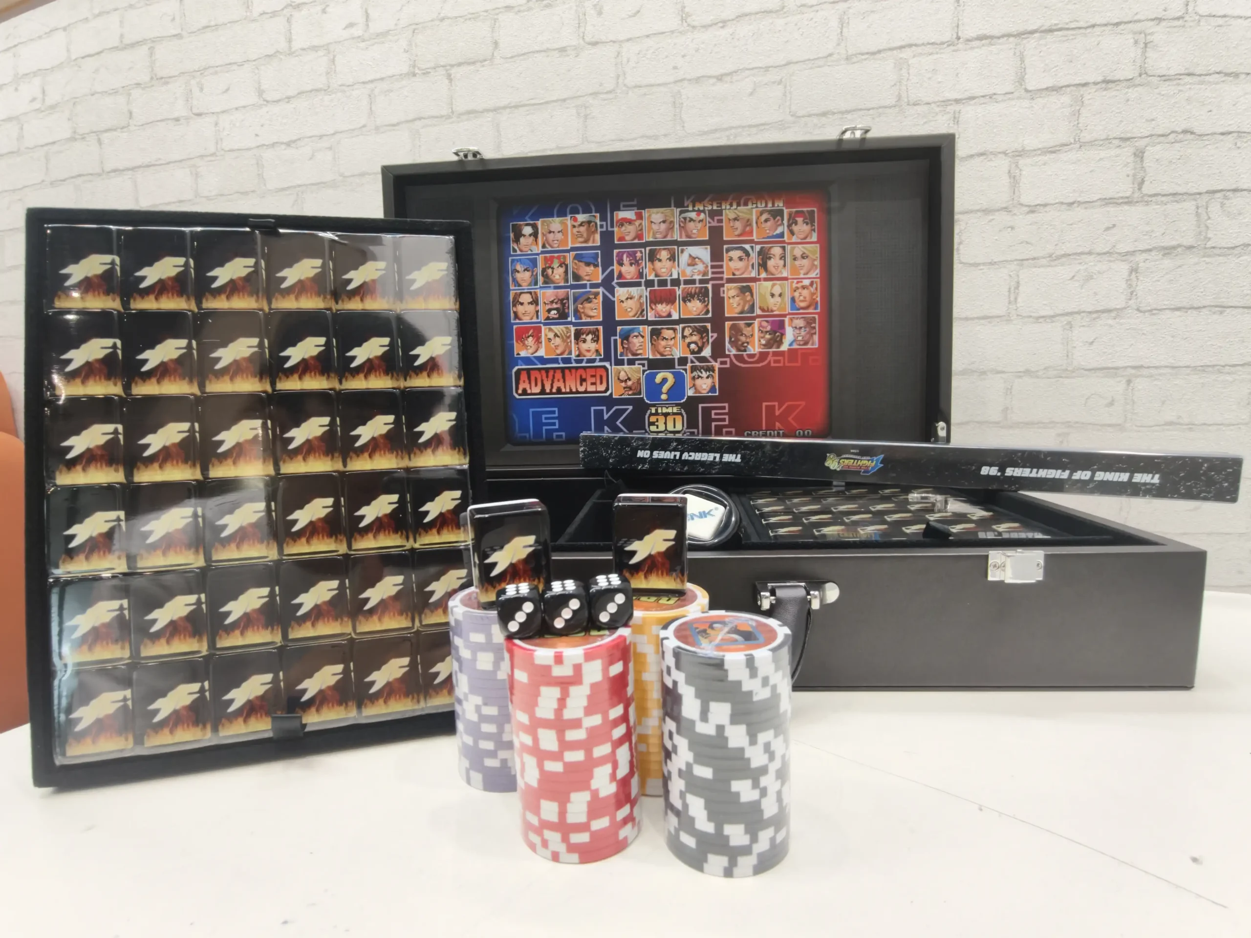 【開箱】把經典格鬥遊戲搬上牌桌！《拳皇’98》 X 東方不敗 聯名限定實體麻將組 勾起你的過往回憶！