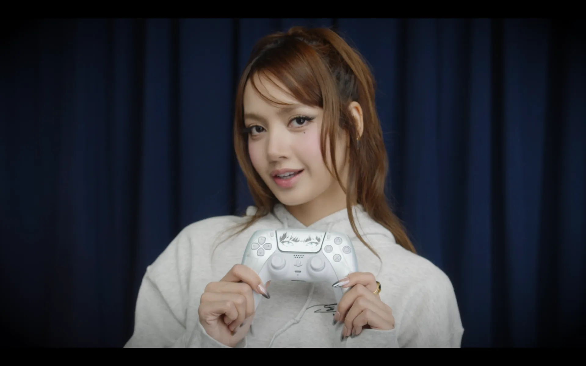 BlackPink 成員 Lisa 與 PlayStation 聯名 DualSense 10 月登場！限量版控制器公開　10 月 2 日開放預購