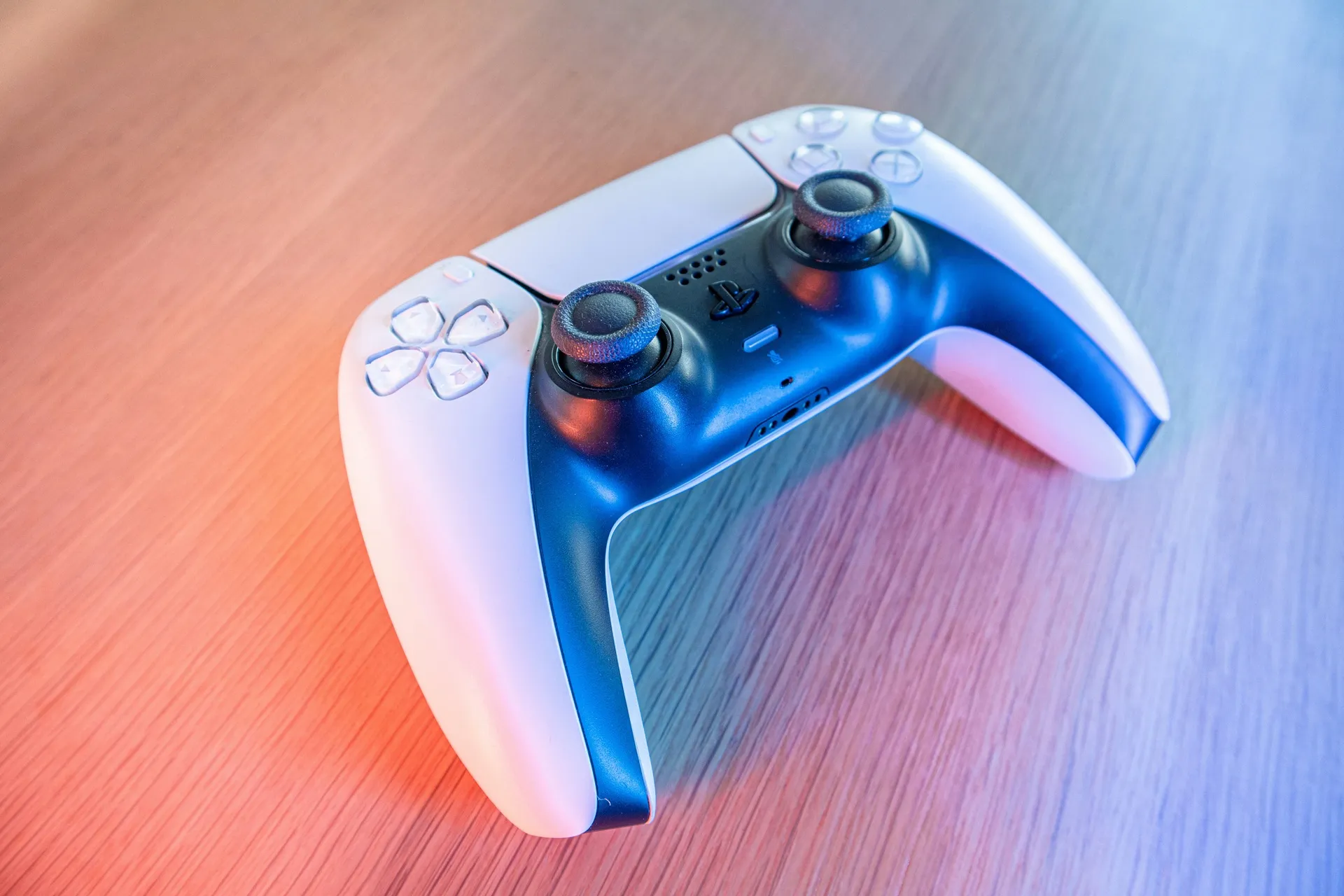 索尼新專利曝光！未來 PlayStation 手把 DuelSense 可能直接感應周遭信用卡快速結帳