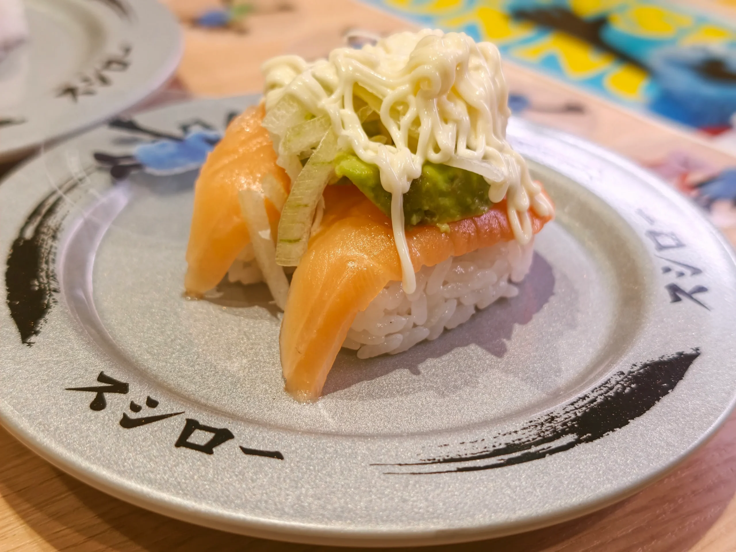 【開箱】毛茸茸的 SUNSUN 來吃壽司啦!壽司郎 ×《帕比順順》聯名登場,限定餐點與抱壽司手指偶一起帶回家~