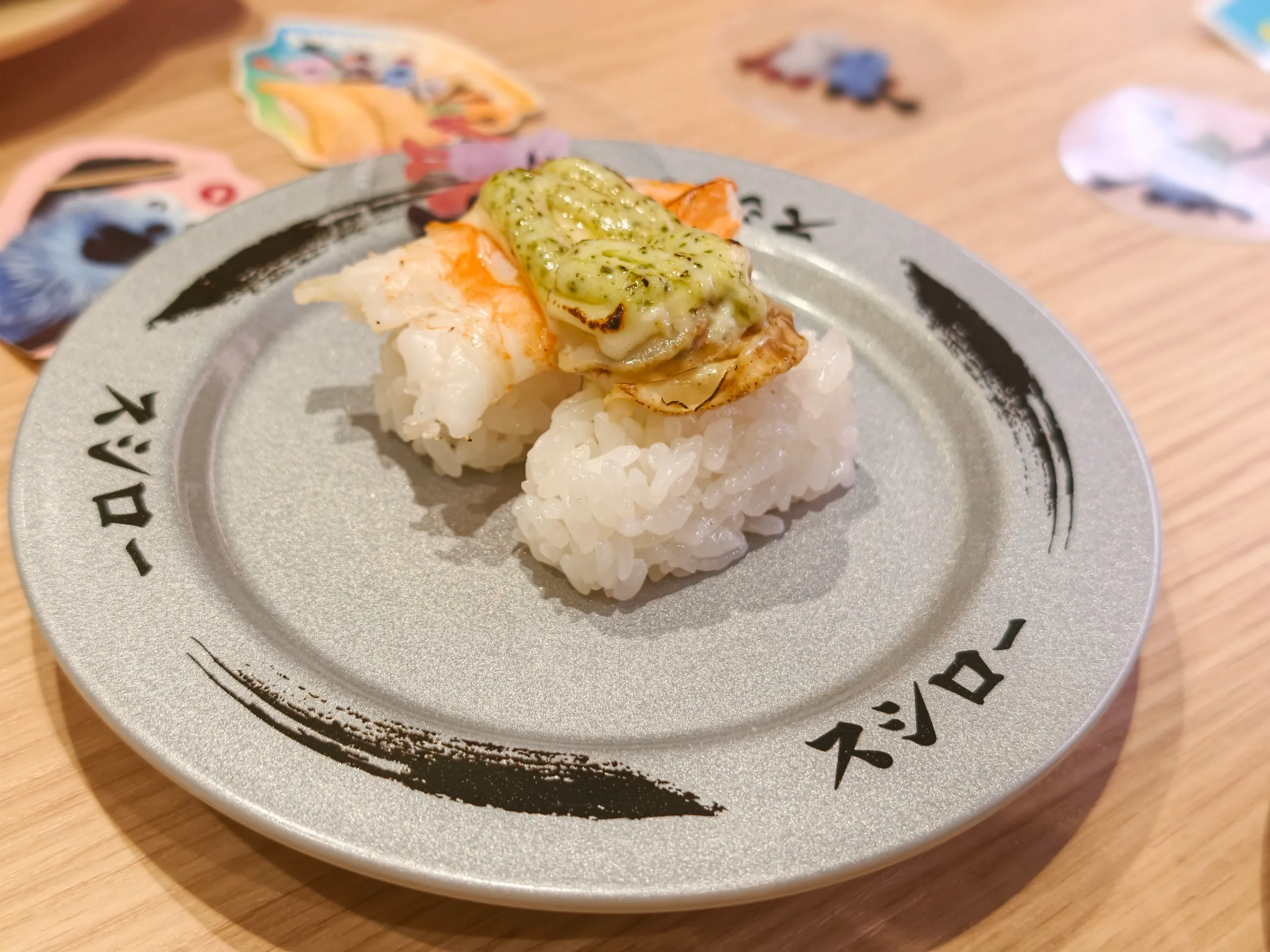 【開箱】毛茸茸的 SUNSUN 來吃壽司啦!壽司郎 ×《帕比順順》聯名登場,限定餐點與抱壽司手指偶一起帶回家~