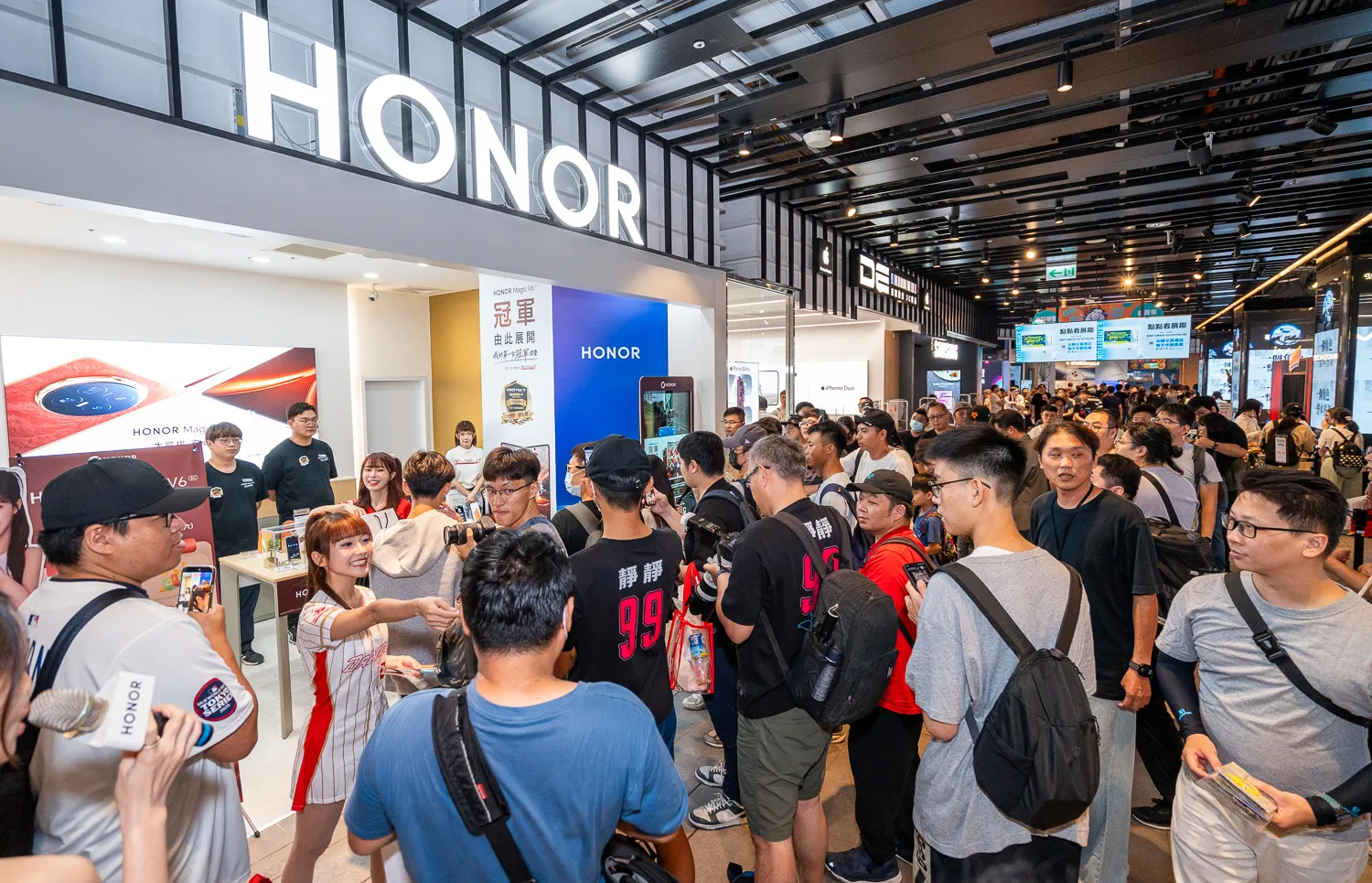 HONOR 力挺味全龍征戰2026台灣大賽 號召「Run For HONOR」Magic V6「丹霞紅」、系列聯名打造應援紅潮 全面席捲萬人大巨蛋