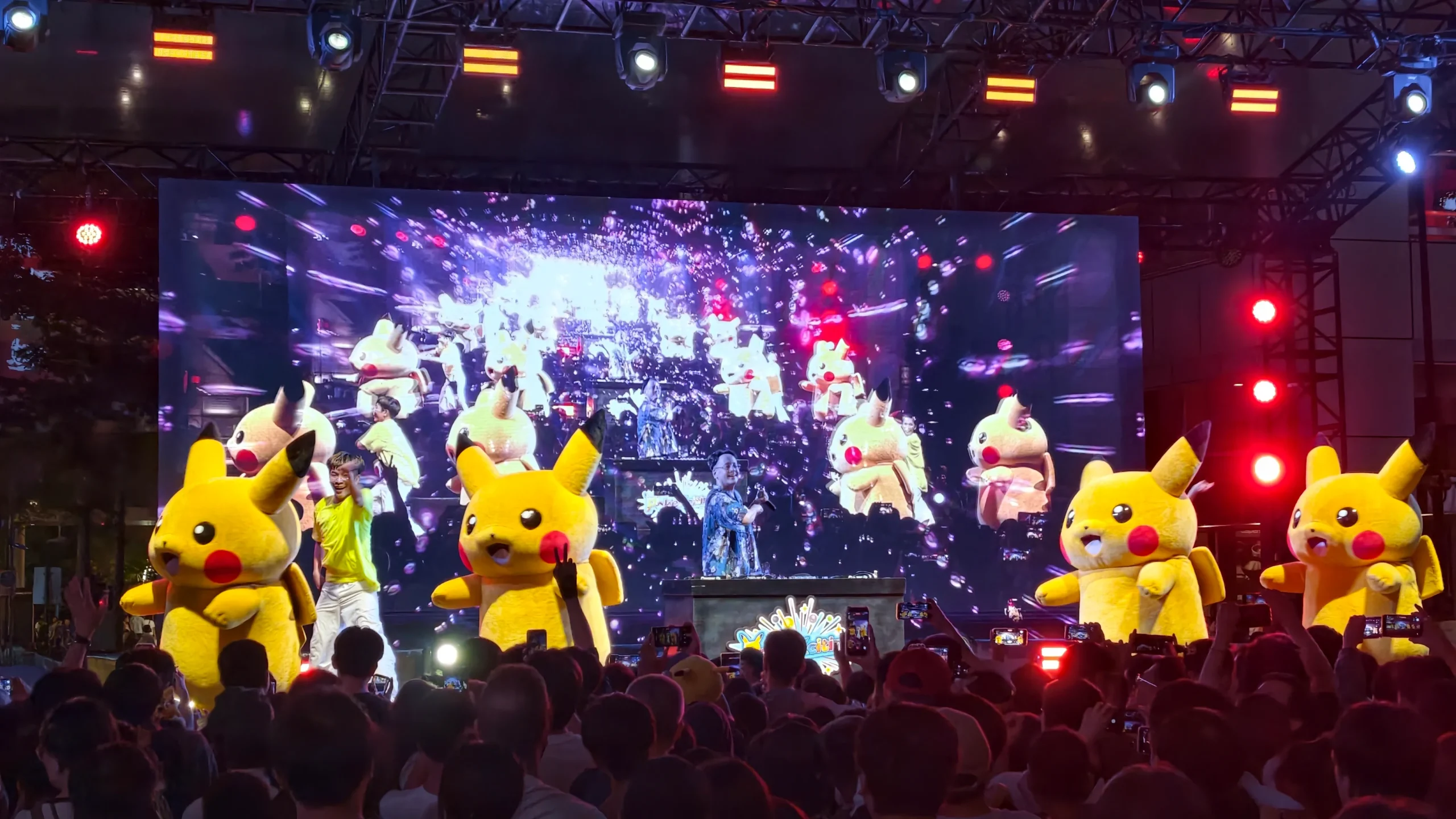 【開箱】寶可夢 30 週年「PokéXciting!」台北登場！爆炸頭皮卡丘現身信義商圈　盛大遊行、電音派對賣力開跳！