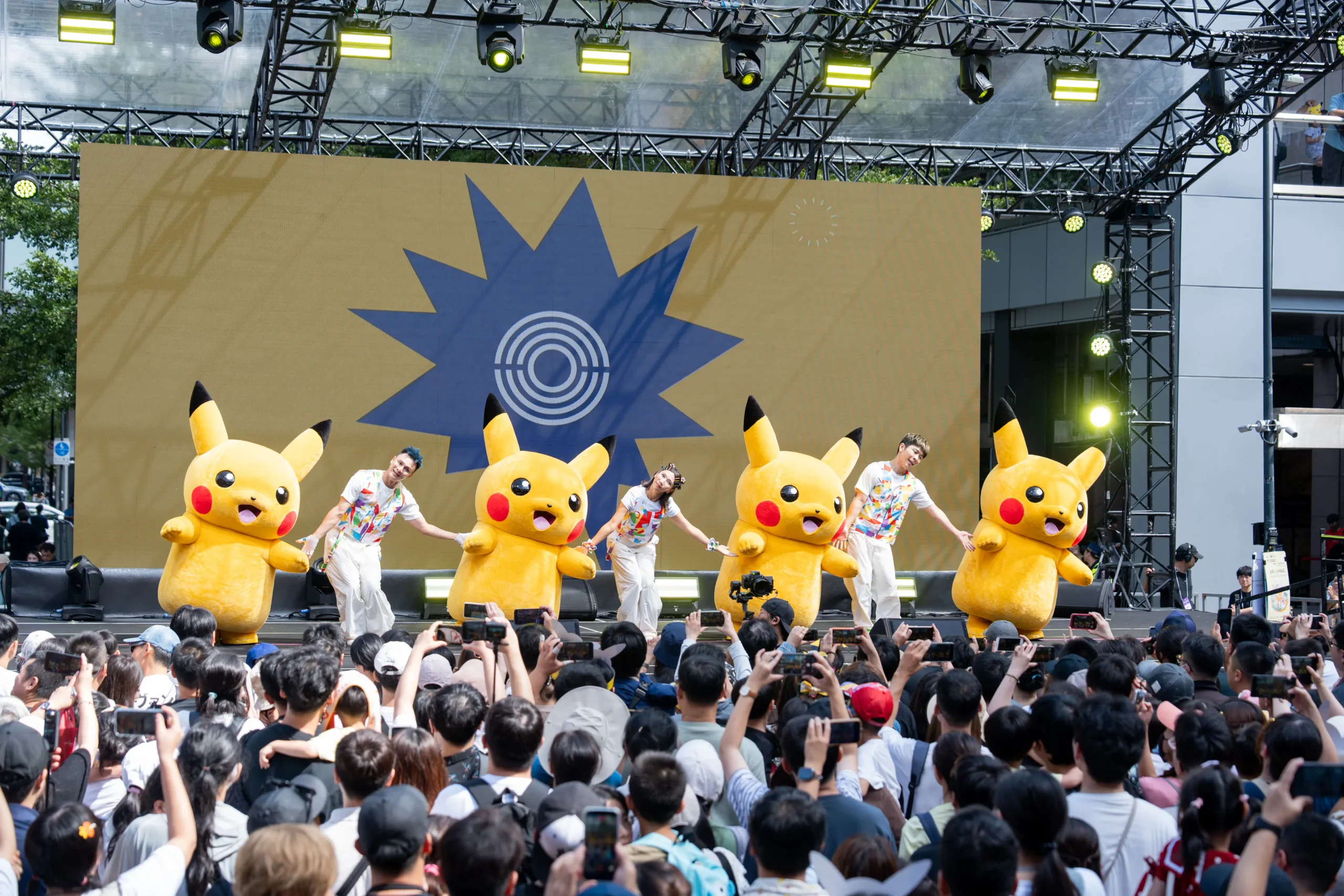 【開箱】寶可夢 30 週年「PokéXciting!」台北登場！爆炸頭皮卡丘現身信義商圈　盛大遊行、電音派對賣力開跳！