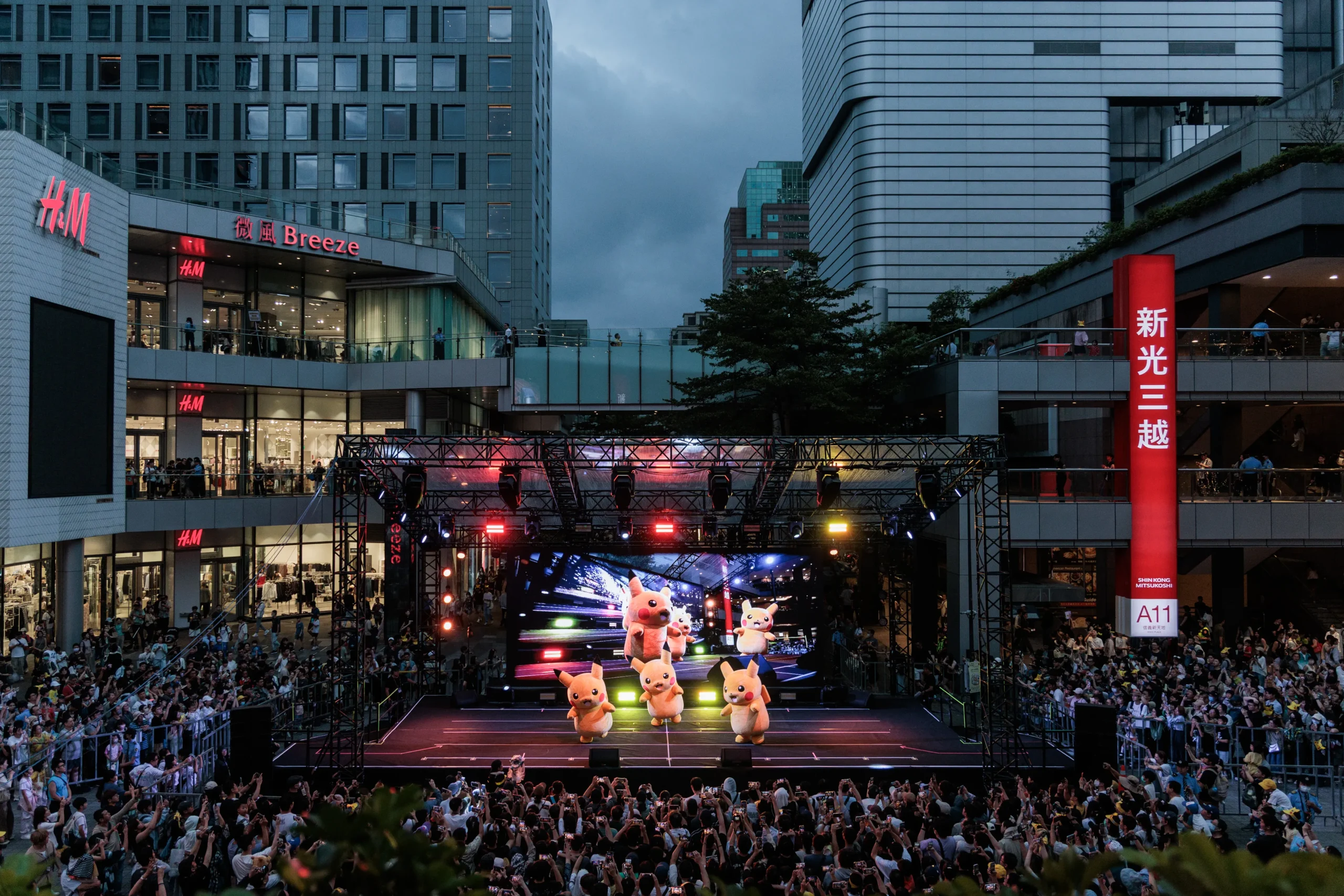 【開箱】寶可夢 30 週年「PokéXciting!」台北登場！爆炸頭皮卡丘現身信義商圈　盛大遊行、電音派對賣力開跳！