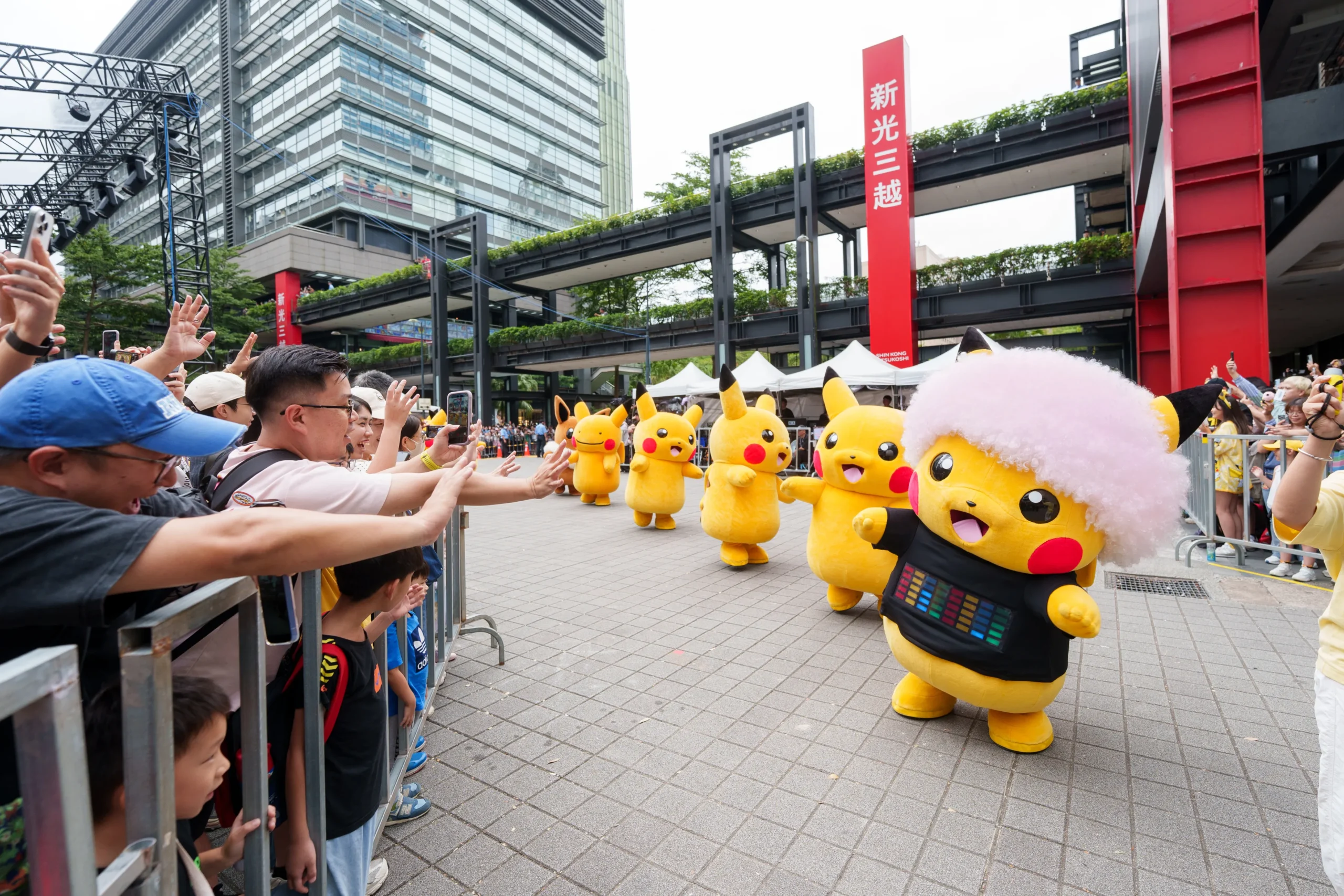 【開箱】寶可夢 30 週年「PokéXciting!」台北登場！爆炸頭皮卡丘現身信義商圈　盛大遊行、電音派對賣力開跳！