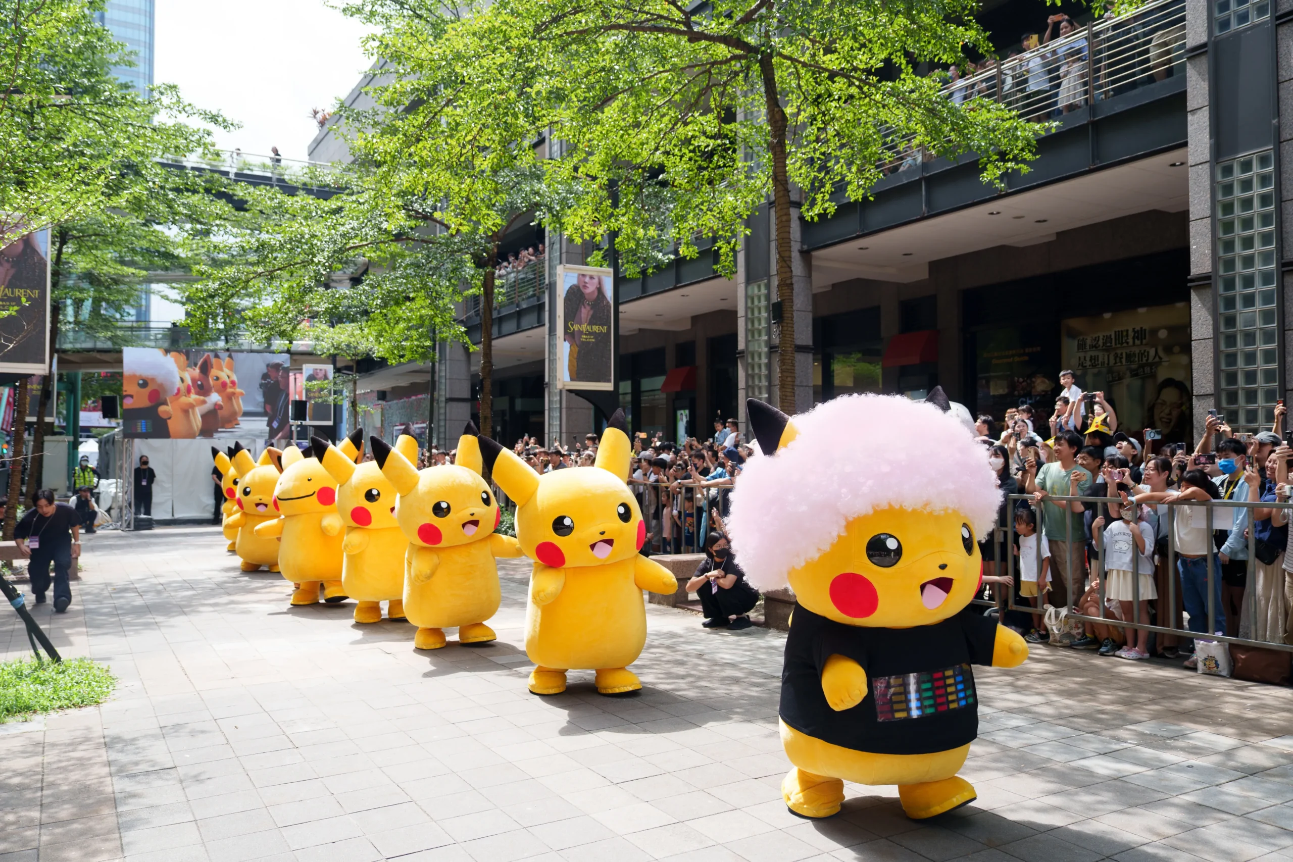 【開箱】寶可夢 30 週年「PokéXciting!」台北登場！爆炸頭皮卡丘現身信義商圈　盛大遊行、電音派對賣力開跳！