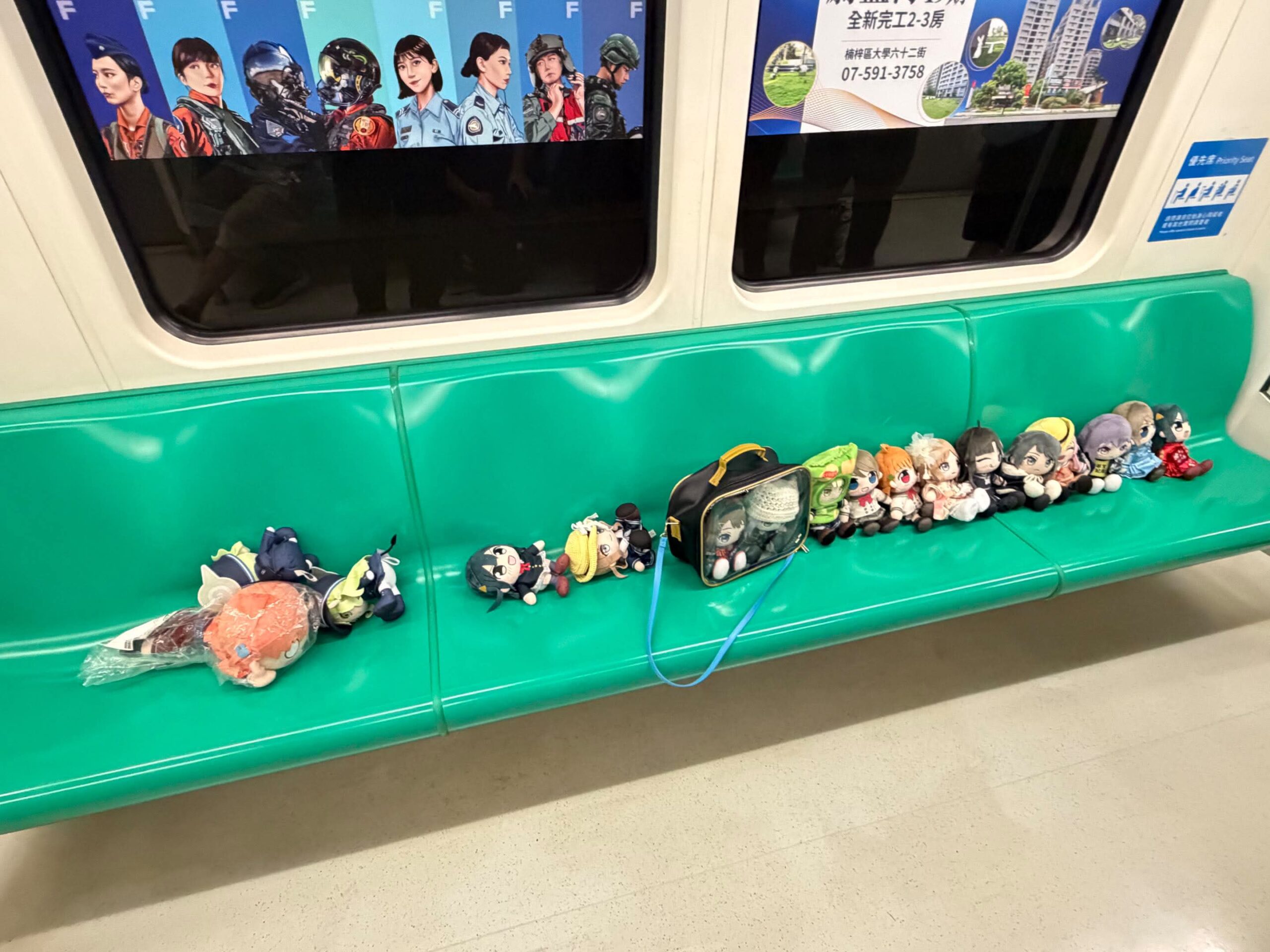 《BanG Dream!》系列粉絲在高捷車廂擅自辦「娃聚」惹議！整排娃娃佔據座位　高雄捷運官方親回請勿影響他人使用
