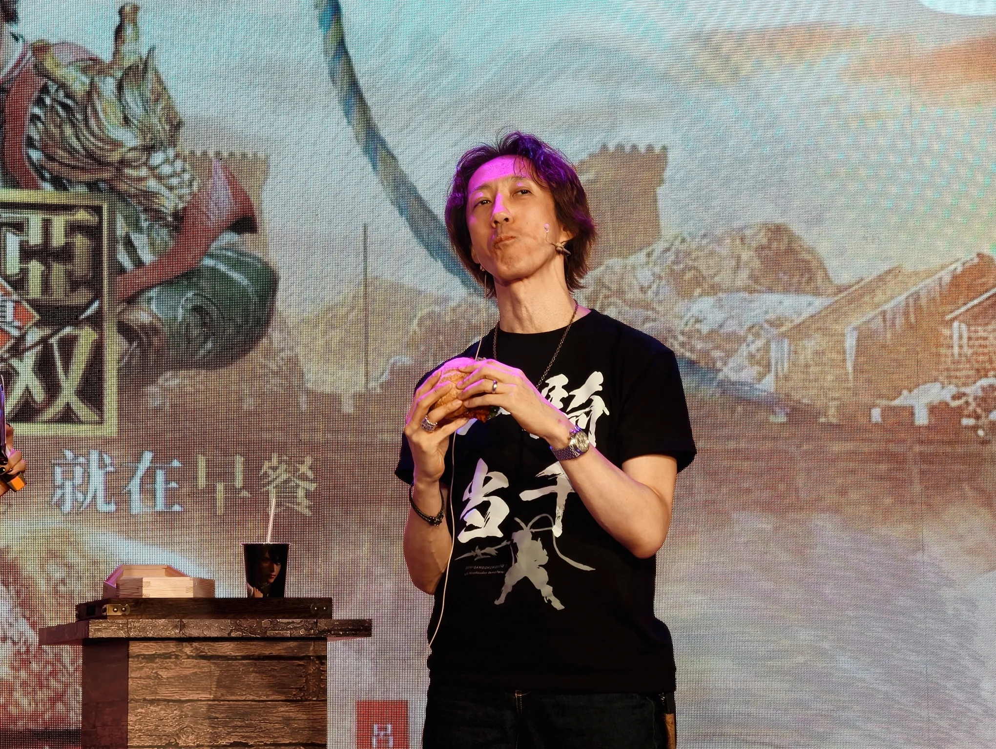 【聯訪】拉亞漢堡全新聯名《真・三國無雙２ with 猛將傳 Remastered》正式登台！製作人庄知彦親嚐「呂布激辣堡」並與執行長分享合作趣聞